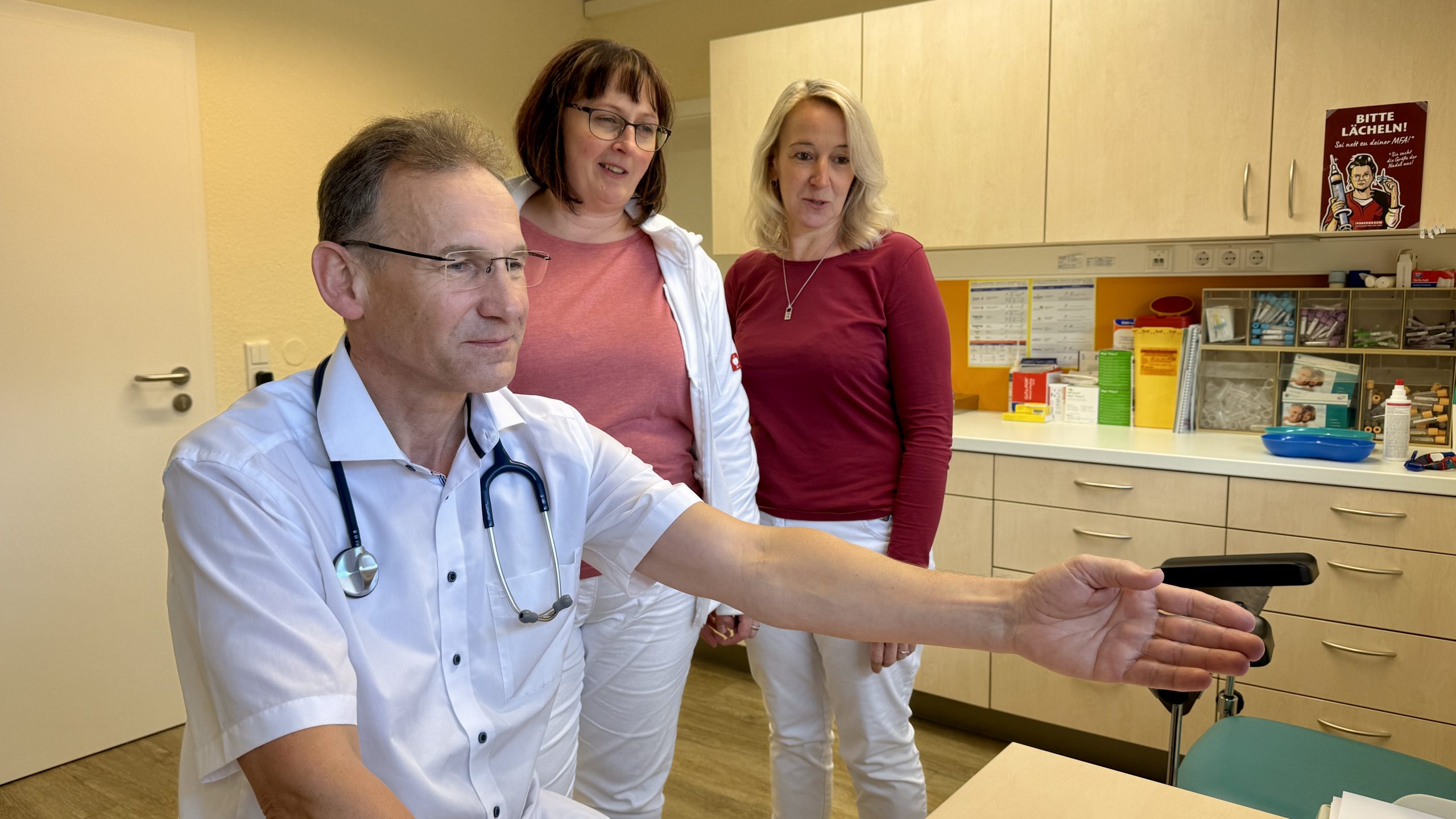 Praxisteam bei der Auswertung von Befunden